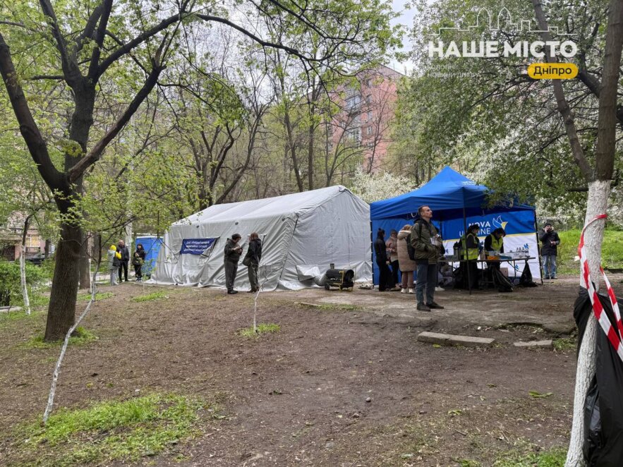 ЕКСКЛЮЗИВ
                                Вибух був такої сили, що під’їзд пробило наскрізь: як Дніпро оговтується від масованої атаки 23 квітня