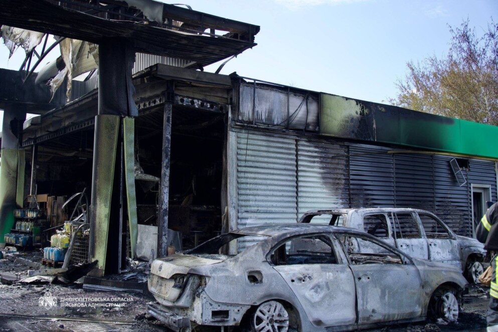 У Дніпрі внаслідок ворожого обстрілу згоріли АЗС та 12 автомобілів