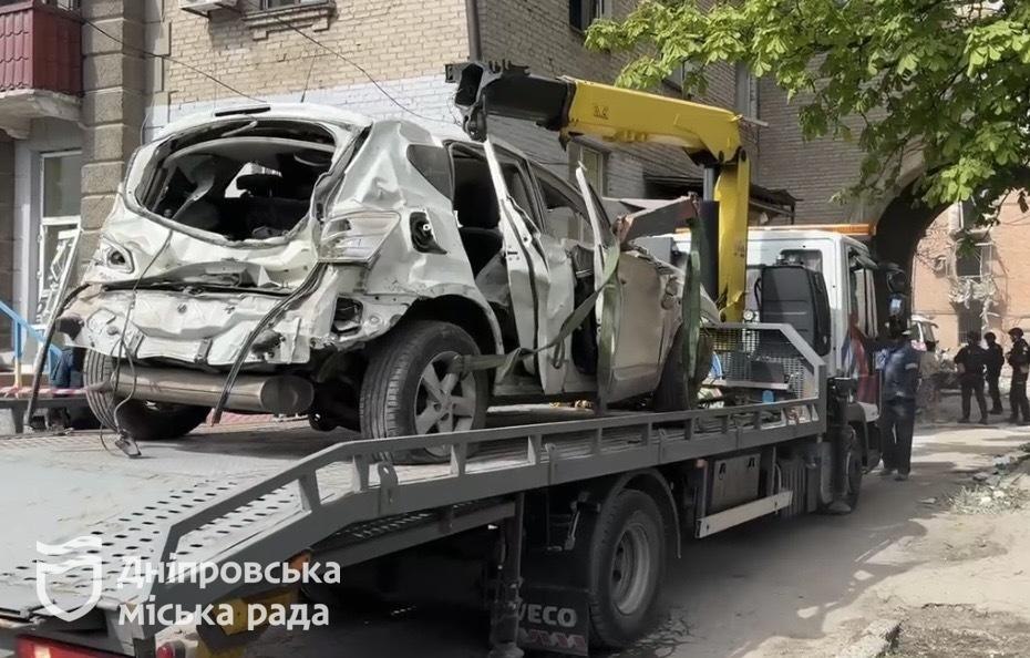 У Дніпрі внаслідок ворожого обстрілу згоріли АЗС та 12 автомобілів