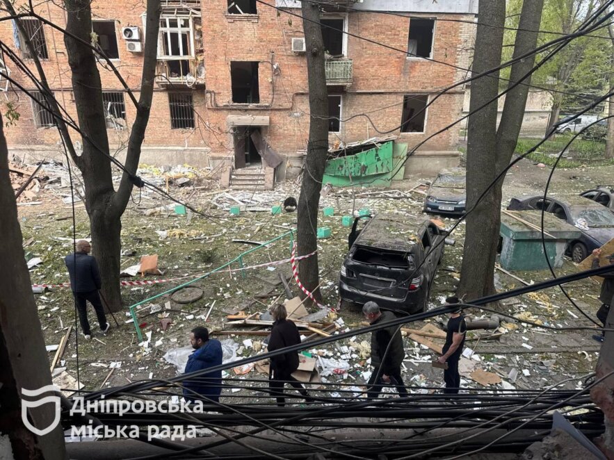 ОФІЦІЙНО                Масований обстріл Дніпра 25 квітня: пошкоджено дитсадки, амбулаторію та багатоповерхівки, є загиблі та поранені