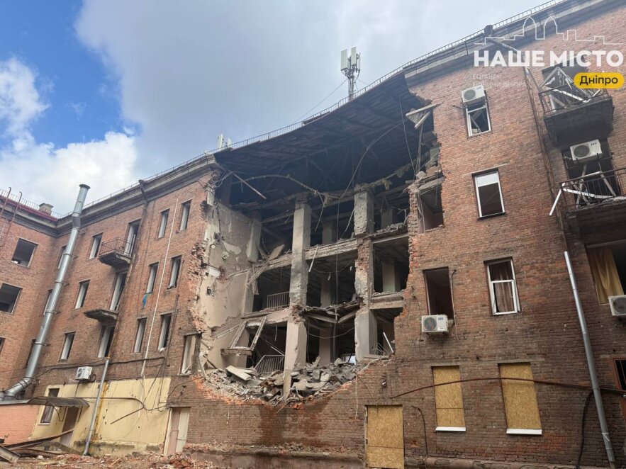 ЕКСКЛЮЗИВ
                                Власниця зоомагазину — про ракетний удар по будинку у Дніпрі: “Я по камерах бачила, як летить скло”