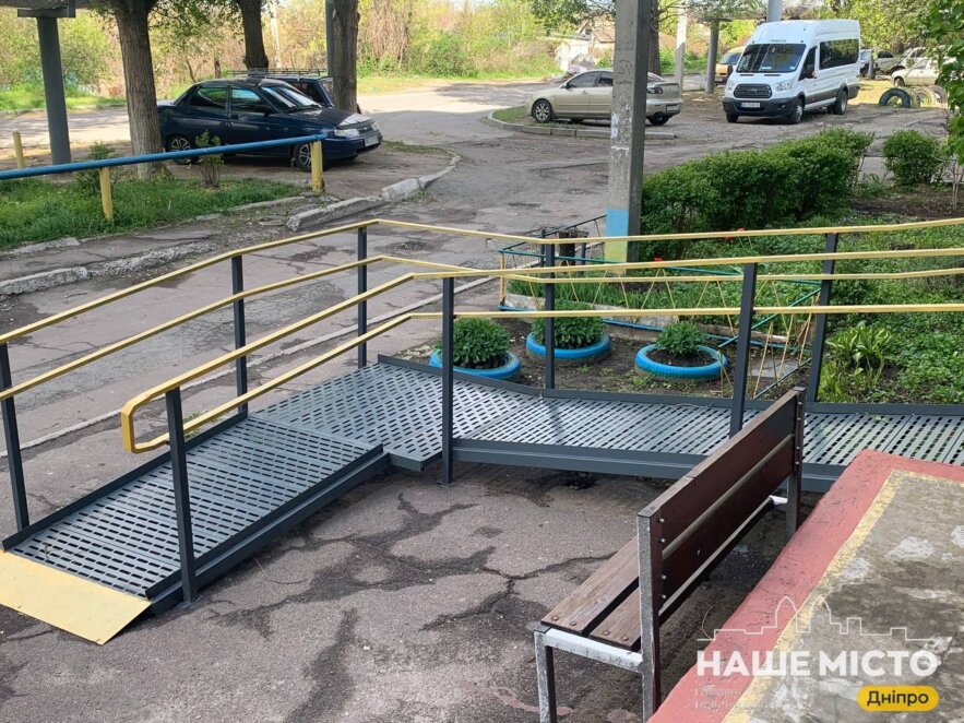 ЕКСКЛЮЗИВ
ОФІЦІЙНО                У Дніпрі в будинку на вулиці Олександра Данченка за проханням місцевих мешканців встановили пандуси
