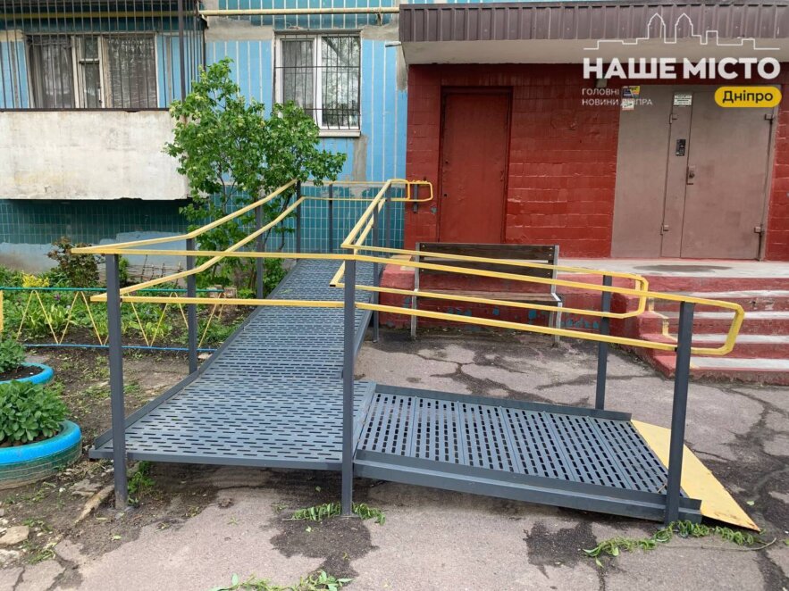 ЕКСКЛЮЗИВ
ОФІЦІЙНО                У Дніпрі в будинку на вулиці Олександра Данченка за проханням місцевих мешканців встановили пандуси