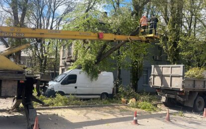 У Дніпрі увесь день ліквідують наслідки буревію