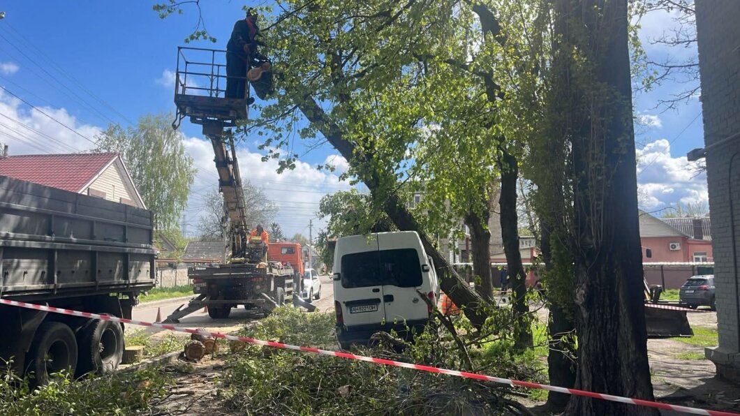 ЕКСКЛЮЗИВ
ОФІЦІЙНО                У Дніпрі увесь день ліквідують наслідки буревію