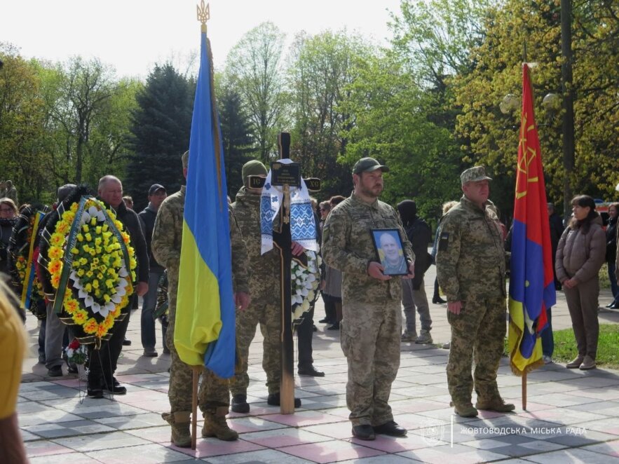 У Жовтих Водах провели в останню путь захисника України
