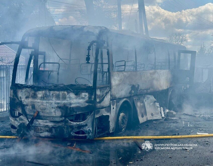Удар по Дніпровському району 30 квітня: згорів автобус та загинула жінка, яка йшла повз зупинку