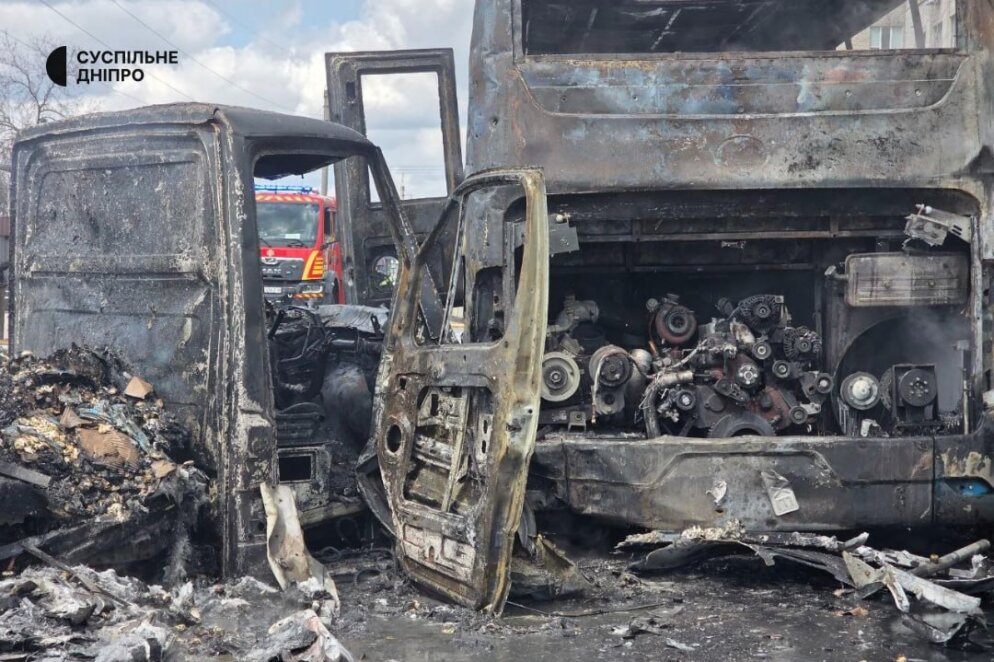 Удар по Дніпровському району 30 квітня: згорів автобус та загинула жінка, яка йшла повз зупинку