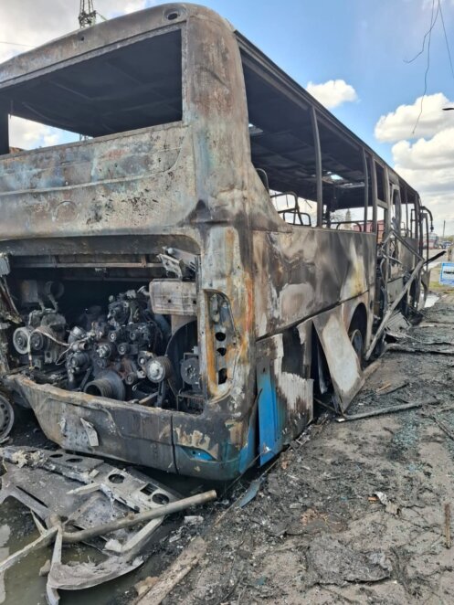 У передмісті Дніпра під обстріл потрапив вакцинальний автобус з медичними працівниками