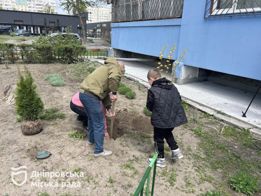 Мешканці Дніпра вкотре вийшли на толоки в межах акцій #Чистий_Дніпро та #Дніпро_квітучий
