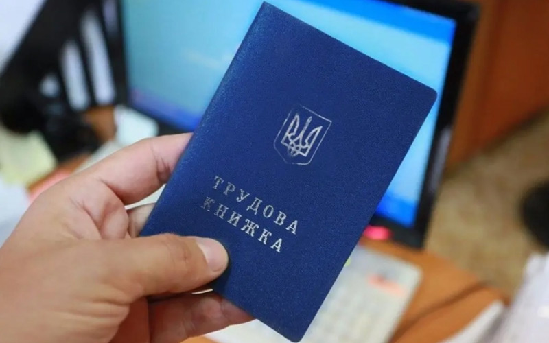 Як оцифрувати трудову книжку та коли стаж мають підтвердити свідки: роз’яснення ПФУ