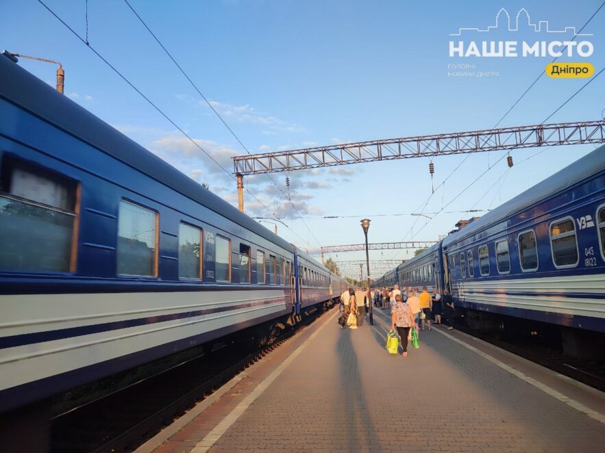 Укрзалізниця змінила маршрути поїздів через масований обстріл Дніпра