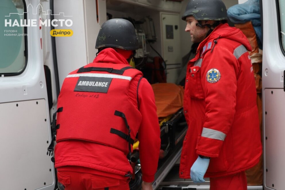 Ракетний удар по житловому кварталу Дніпра: вже троє поранених
