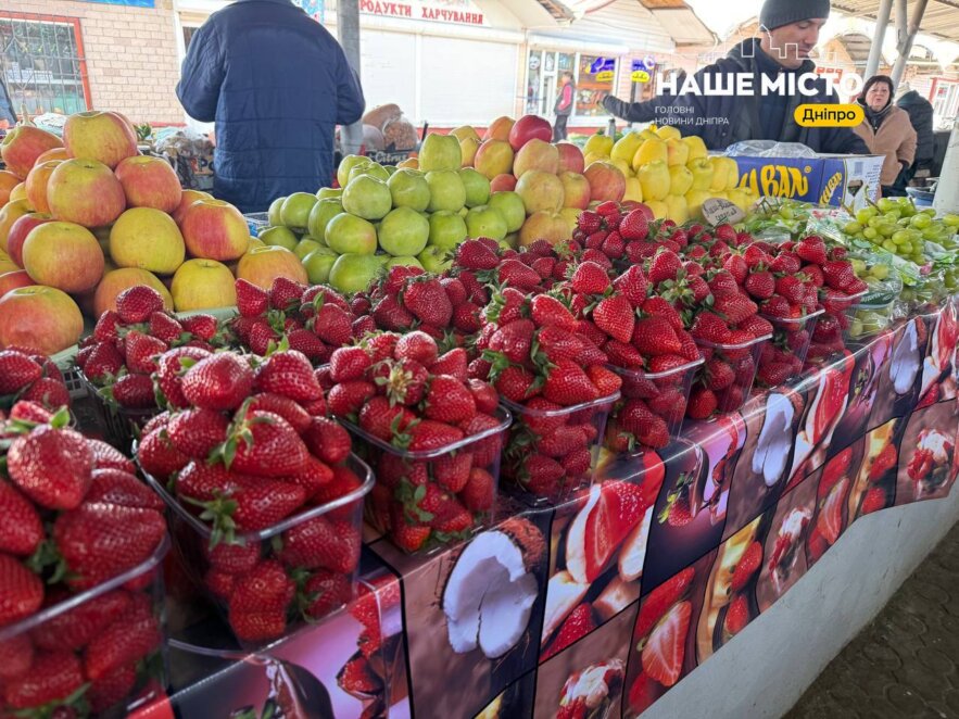 У Дніпрі з’явилась перша місцева полуниця за кусючою ціною: чому ягода така дорога і коли подешевшає