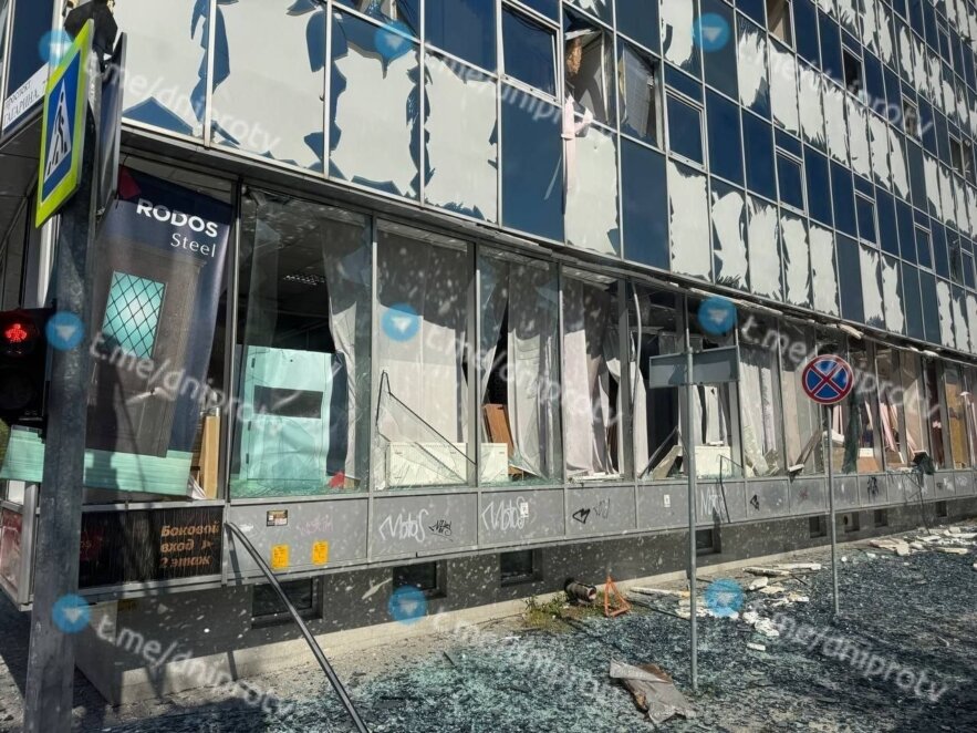 У Дніпрі внаслідок ракетної атаки постраждали двоє людей, є руйнування житлової інфраструктури