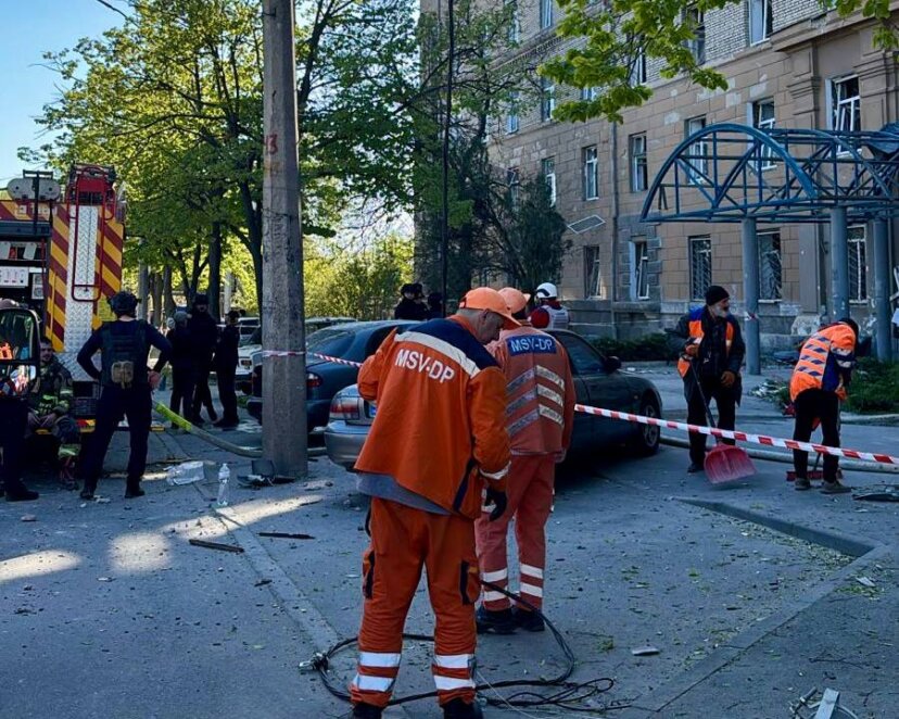ЕКСКЛЮЗИВ
                                У Дніпрі комунальники ліквідують наслідки ракетної атаки