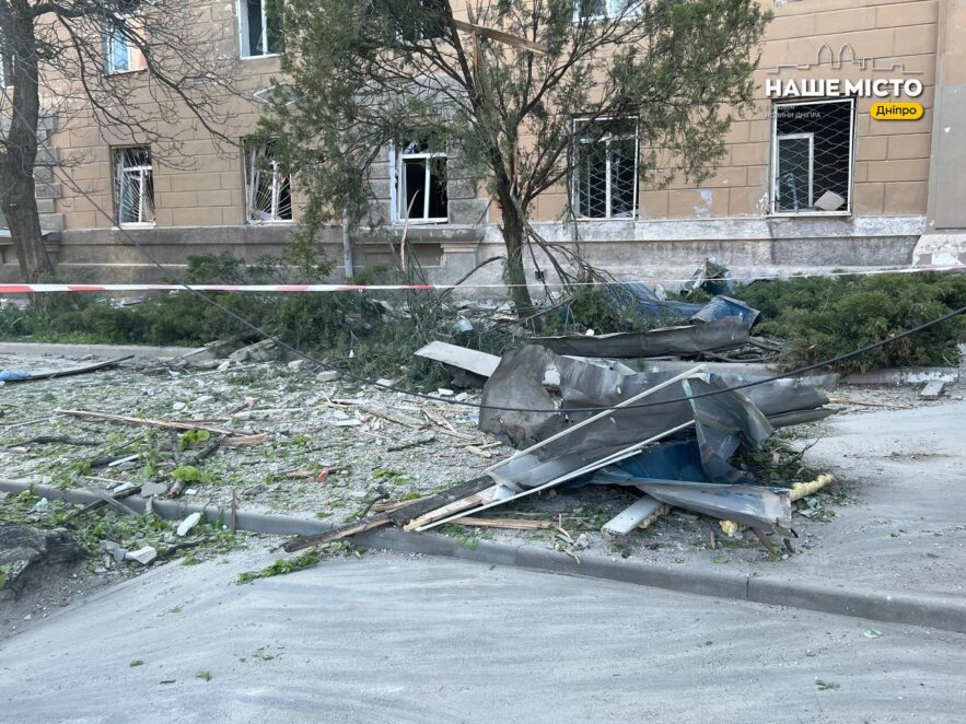 ЕКСКЛЮЗИВ
                                У Дніпрі комунальники ліквідують наслідки ракетної атаки