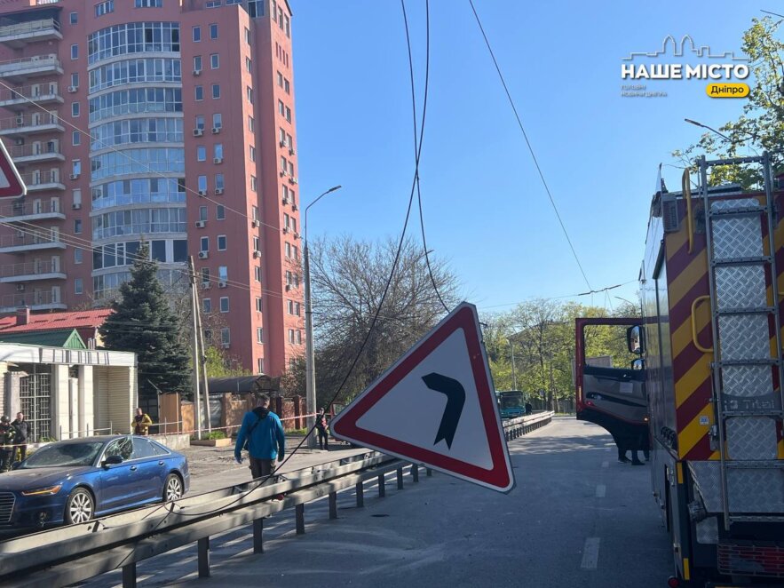 ЕКСКЛЮЗИВ
                                У Дніпрі комунальники ліквідують наслідки ракетної атаки