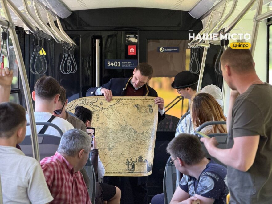 Театралізована подорож: у Дніпрі вперше провели історичну екскурсію у сучасному низькопідлоговому трамваї