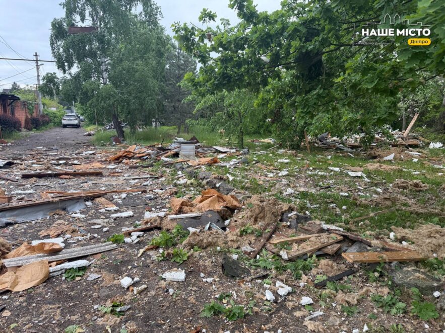 ЕКСКЛЮЗИВ
                                Уламки шахеда, потрощені стіни та знесені верхні поверхи: як виглядає місце удару по приватному будинку у Дніпрі