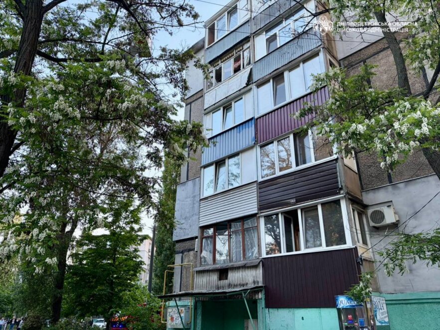 Вночі у Дніпрі лунали вибухи: внаслідок атаки є пошкодження багатоповерхівки та постраждала