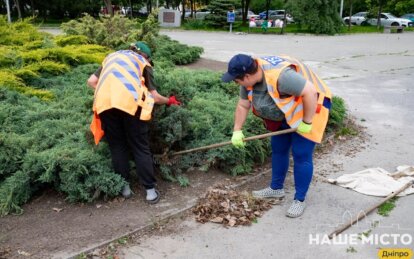 В Днепре коммунальщики ухаживают за зелёными зонами города