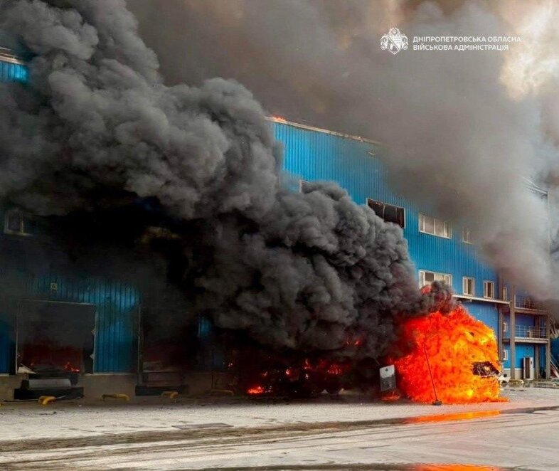 У Дніпрі через атаку рф горить склад логістичної компанії