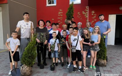 В Новокодакском районе Днепра жители высадили туи и декоративные кусты