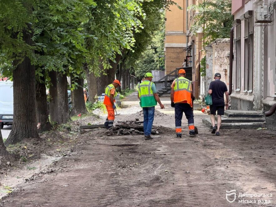 ОФІЦІЙНО                Комфорт та безбар’єрність: у Дніпрі за зверненнями містян ремонтують тротуар на просп. Івана Мазепи