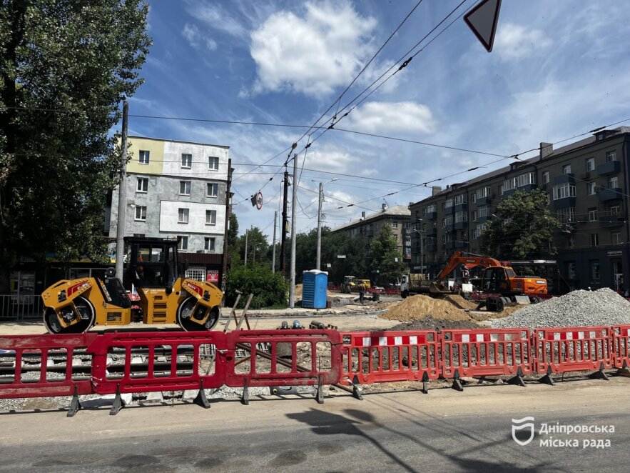 ОФІЦІЙНО                Безшумні колії, інклюзивна платформа та безбар’єрний простір: у Дніпрі триває реконструкція трамвайного переїзду