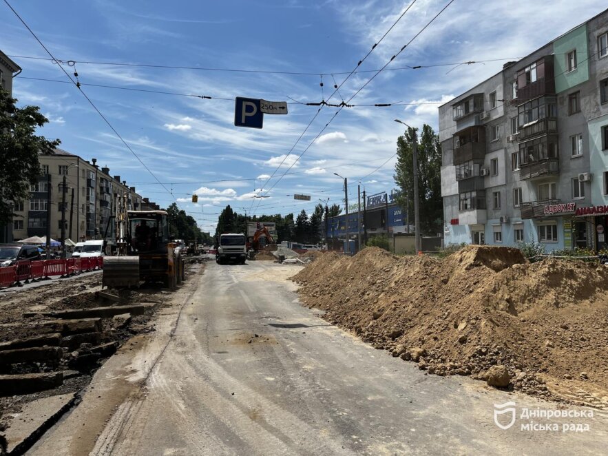 ОФІЦІЙНО                Безшумні колії, інклюзивна платформа та безбар’єрний простір: у Дніпрі триває реконструкція трамвайного переїзду