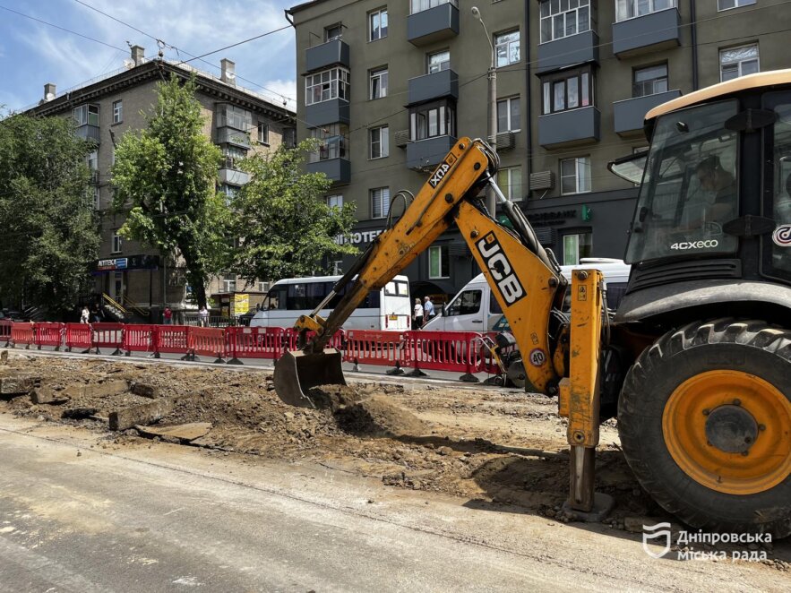 ОФІЦІЙНО                Безшумні колії, інклюзивна платформа та безбар’єрний простір: у Дніпрі триває реконструкція трамвайного переїзду