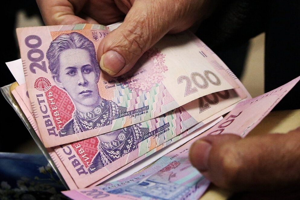 Деякі пенсіонери можуть отримати майже 1300 грн доплати: хто має право