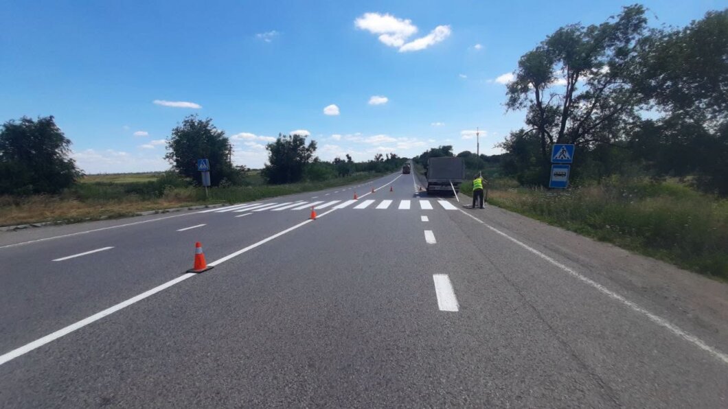 Вибоїни ліквідують, розмітку оновлюють: як ремонтують дороги Дніпропетровщини