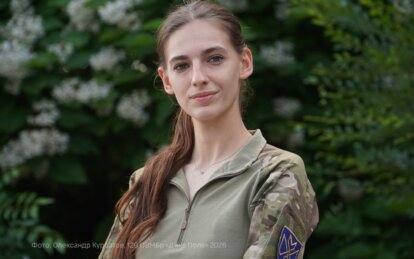 Тернополянка Дарина щойно закінчила Національну академію сухопутних військ і обрала місце служби — 128 окрему важку механізовану бригаду «Дике Поле». Дівчині 21 рік, і за плечима — пов-ний курс підготовки артилериста, пише «Наше місто». Вона вміє стріляти з автомата, гранатомета, міномета й гармати, може керувати артилерійським підрозділом, а ще володіє навичками альпінізму. Все це — не в тепличних умовах, а в тому числі в багнюці по коліна. Рішення — ще зі школи Свій шлях до війська Дарина визначила задовго до вступу. Обрала Львів і артилерію — спеціаль-ність, де дівчат у її групі було лише шестеро. Повномасштабне вторгнення змінило ці пропорції кар-динально: вже у 2022 році окремі групи налічували по 40–60 дівчат. Батьки — спочатку проти, потім — поряд Коли Дарина повідомила батькам про своє рішення, вони довго відмовляли її. Але вторгнення змінило і їхній погляд. Батько сам пішов до лав тероборони — зараз його підрозділ тримає оборону на Сумщині. «Коли батько зрозумів, що я налаштована серйозно, то дав, мабуть, найціннішу пораду: якщо вперлася — йди до кінця, не здавайся ніколи», — розповідає Дарина. Тепер вона — молодший офіцер 128-ї бригади. Пішла за фахом: в артилерію. Читайте також: 304 дні в оточенні: бійці бригади «Дике Поле» повернулися з найдовшого бойового виходу. Бійці бригади «Дике Поле» на квадроциклах, переданих громадою Дніпра, вивезли пораненого побратима з епіцентру кілзони. «Секунди мають значення»: капітан «Космос» із 128-ї бригади «Дике Поле» про бої, зв’язок і вижи-вання на передовій.
