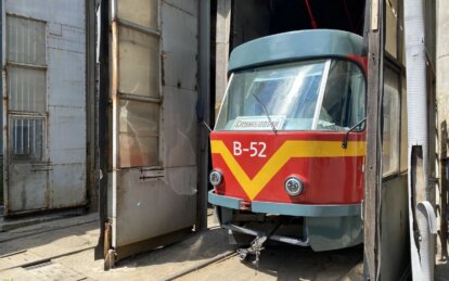 У Дніпрі ліквідовують пошкодження транспортної інфраструктури, які сталися внаслідок ворожих ударів. З початку 2026 року об’єкти КП «Дніпровський електротранспорт» зазнали 10 ракетних та дронових атак. Через них пошкоджені 7 адміністративних та виробничих приміщень, тягові підста-нції, понад 1,5 км контактного проводу, близько 10 м трамвайної колії, 10 опор контактної мережі, а також 26 тролейбусів та 2 трамвайні вагони, пише «Наше місто» з посиланням на пресслужбу міськ-ради. «Унаслідок останнього обстрілу, який стався 15 червня, в черговий раз було пошкоджено наші об’єкти. Щоб відновити повноцінний рух транспорту, ми замінили 4 опори, 100 метрів контактного проводу, засклили 130 вікон загальною площею 128 кв. метрів. Також ми замінили близько 10 мет-рів трамвайної колії (вони були повністю перебиті), шпали, рейки та скріплення», — говорить голо-вний інженер КП «Дніпровський електротранспорт» Володимир Легкий. Щоб бути готовими до будь-яких критичних ситуацій, у підприємстві створено запас необхідних для аварійних ремонтів запасних матеріалів. За потреби резерв постійно поповнюють. «Працівники КП «Дніпровський електротранспорт» оперативно виконують роботи з відновлення контактних мереж та трамвайних колій. Відновлення вони розпочинають одразу після отримання дозволу від відповідних служб. Усі роботи виконуються власними силами працівників підприємства у максимально короткі терміни, щоб надовго не припиняти рух електротранспорту та щоб пасажи-ри могли швидко та комфортно пересуватися містом. У КП є вся необхідна техніка, а саме крани, самоскиди, маніпулятори, екскаватори та ручні інструменти», — зазначив заступник директора де-партаменту транспорту та транспортної інфраструктури Дніпровської міської ради Олександр Леще-нко під час чергування містом 25 червня. Стежити за оперативними змінами у русі пасажири можуть у Telegram-каналі департаменту транс-порту та транспортної інфраструктури - t.me/DepTrDMR Нагадаємо: Страховка від ракет: як отримати виплату в Дніпрі та чому можуть відмовити. Блогер Потеряйло Кучер знову опублікував коригувальні дописи під час атаки на Дніпро — і знову їх видалив. РФ завдала удару по відділенню «Нової пошти» №1 у Дніпрі: будівля вигоріла вщент. Вибухи у Кам’янському: через російську атаку спалахнули два житлові будинки.