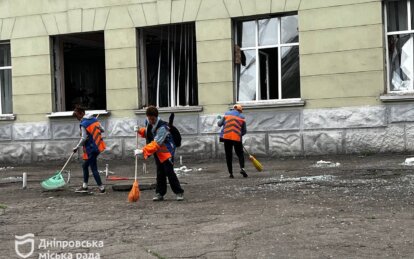 У Дніпрі комунальники ліквідовують наслідки комбінованої атаки рф