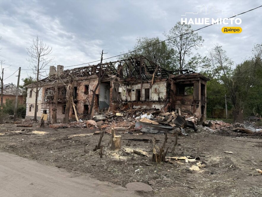 У Дніпрі другу добу ліквідовують наслідки масованого ракетного удару: місто мобілізувало всі служби