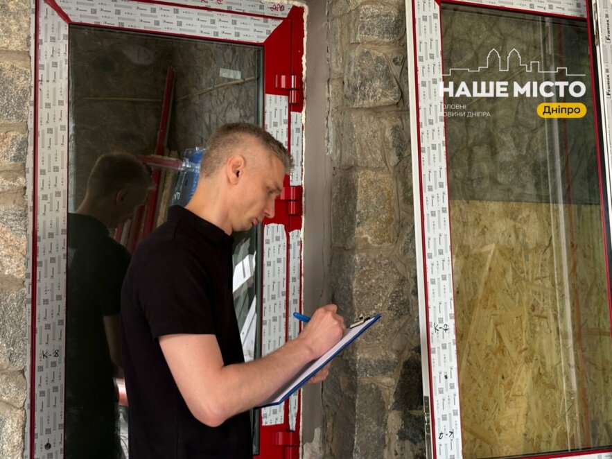 У Дніпрі безкоштовно замінюють вибиті під’їзні вікна у будинках, які постраждали від обстрілу 16 квітня