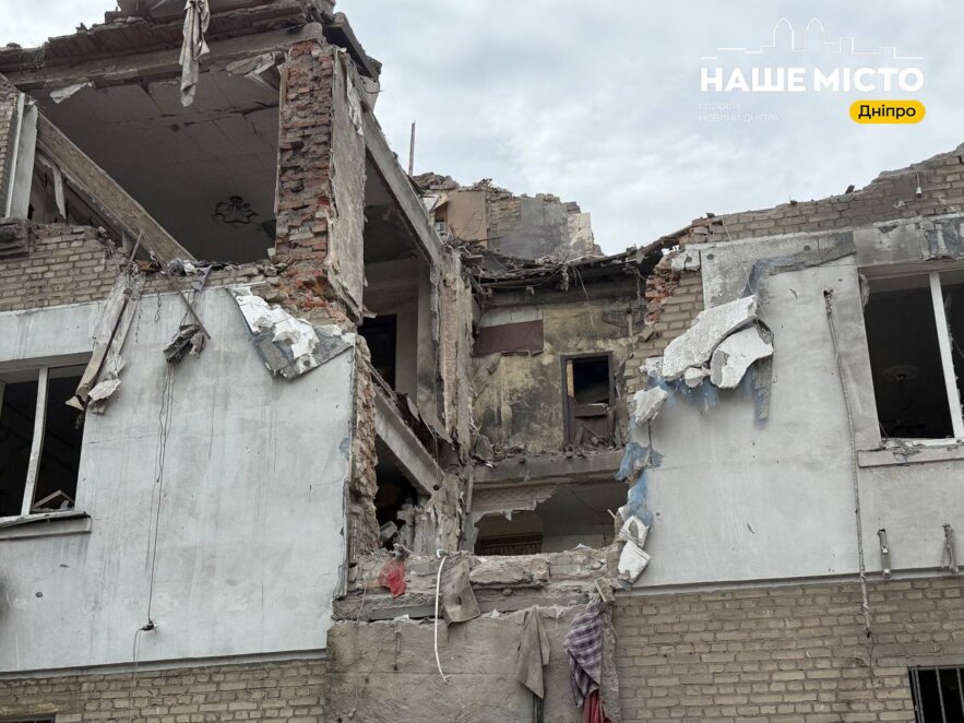 Від квартири лишилась діра: у Дніпрі внаслідок ракетного удару загинула родина з 2-річним сином