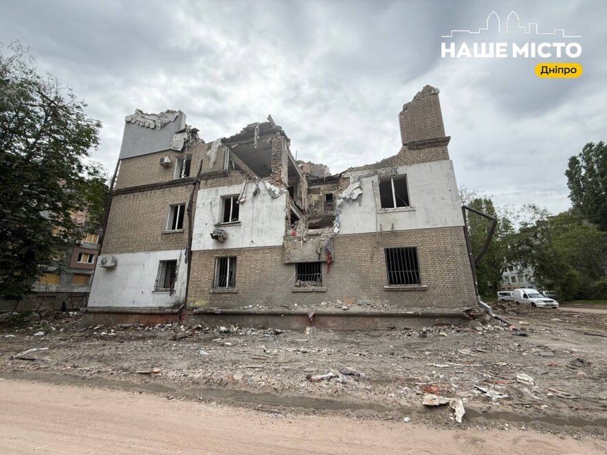 Від квартири лишилась діра: у Дніпрі внаслідок ракетного удару загинула родина з 2-річним сином