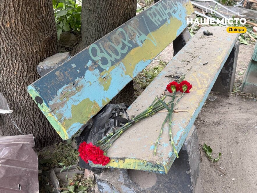 Квіти й іграшки на руїнах: дніпряни вшановують пам'ять загиблих на місці ракетного удару - Наше Місто