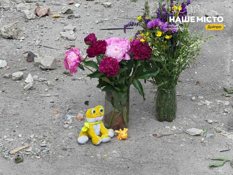 Квіти й іграшки на руїнах: дніпряни вшановують пам'ять загиблих на місці ракетного удару - Наше Місто