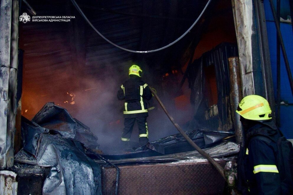 У Дніпровському районі масштабна пожежа: внаслідок атаки горять склади