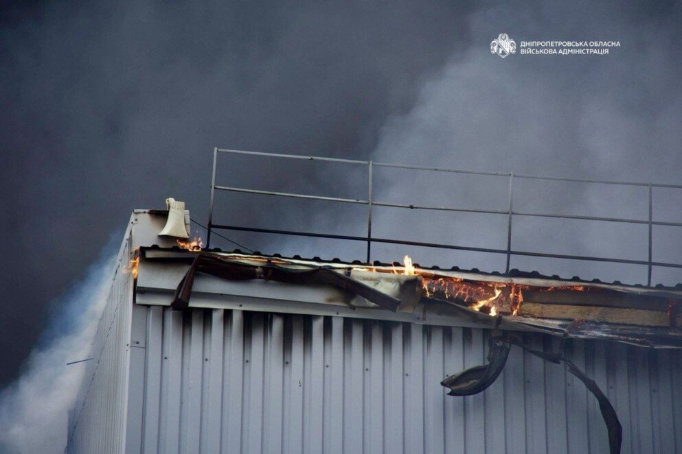 У Дніпровському районі масштабна пожежа: внаслідок атаки горять склади
