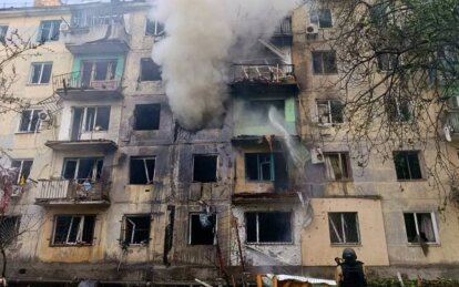 Ворог атакував Павлоград: влучання у житловий будинок, спалахнула пожежа