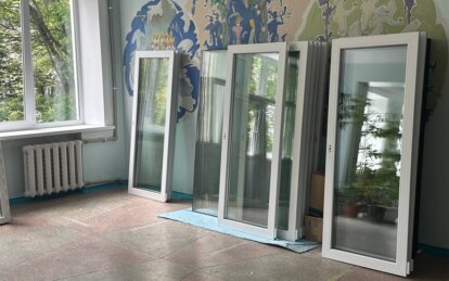 Відновлення після обстрілу: в амбулаторії Дніпра ремонтують пошкоджені вікна та двері, не припиняючи...