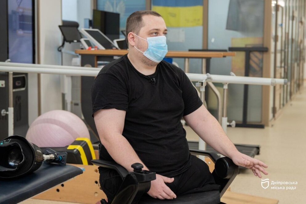 У реабілітаційному центрі Дніпра поранений аеророзвідник заново вчиться ходити та планує майбутнє