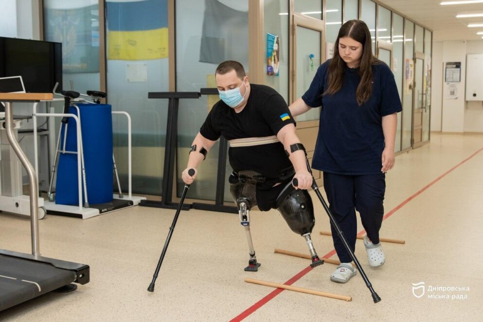 У реабілітаційному центрі Дніпра поранений аеророзвідник заново вчиться ходити та планує майбутнє