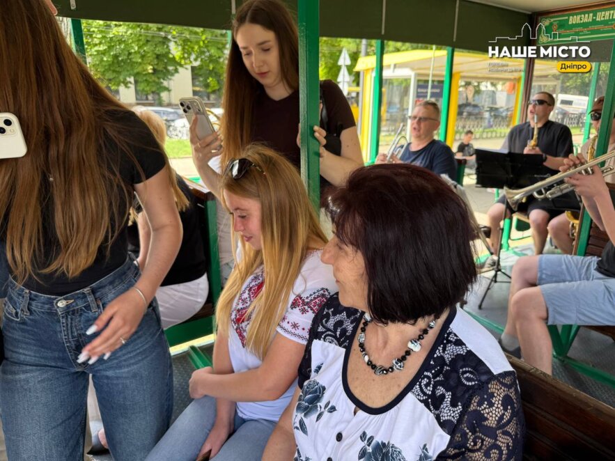 ОФІЦІЙНО                Ретротрамвай, оркестр та дитячі малюнки: у Дніпрі відзначили 129 років електротранспорту